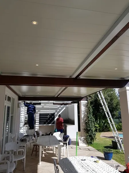 Flat aluminium ceiling finishing a modern patio
