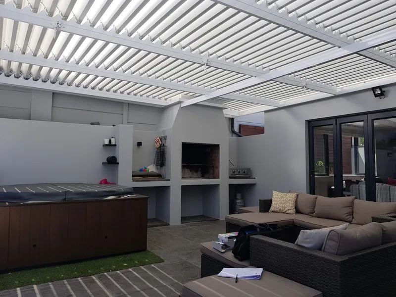 Louvre roof over a courtyard with jacuzzi and built-in braai